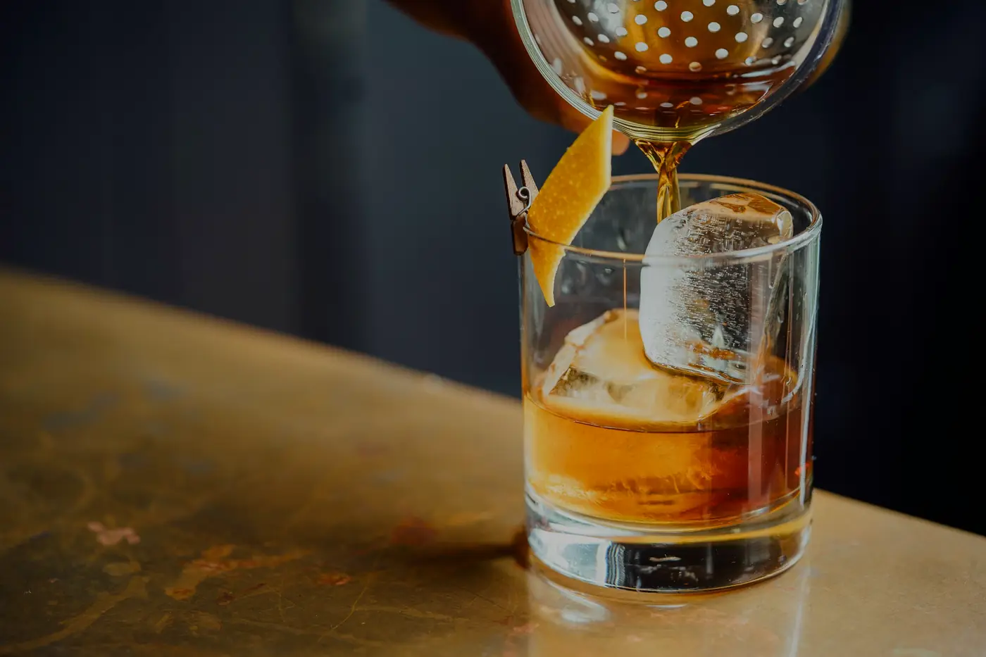Cóctel servido sobre hielo en la barra de Bar Meridiano